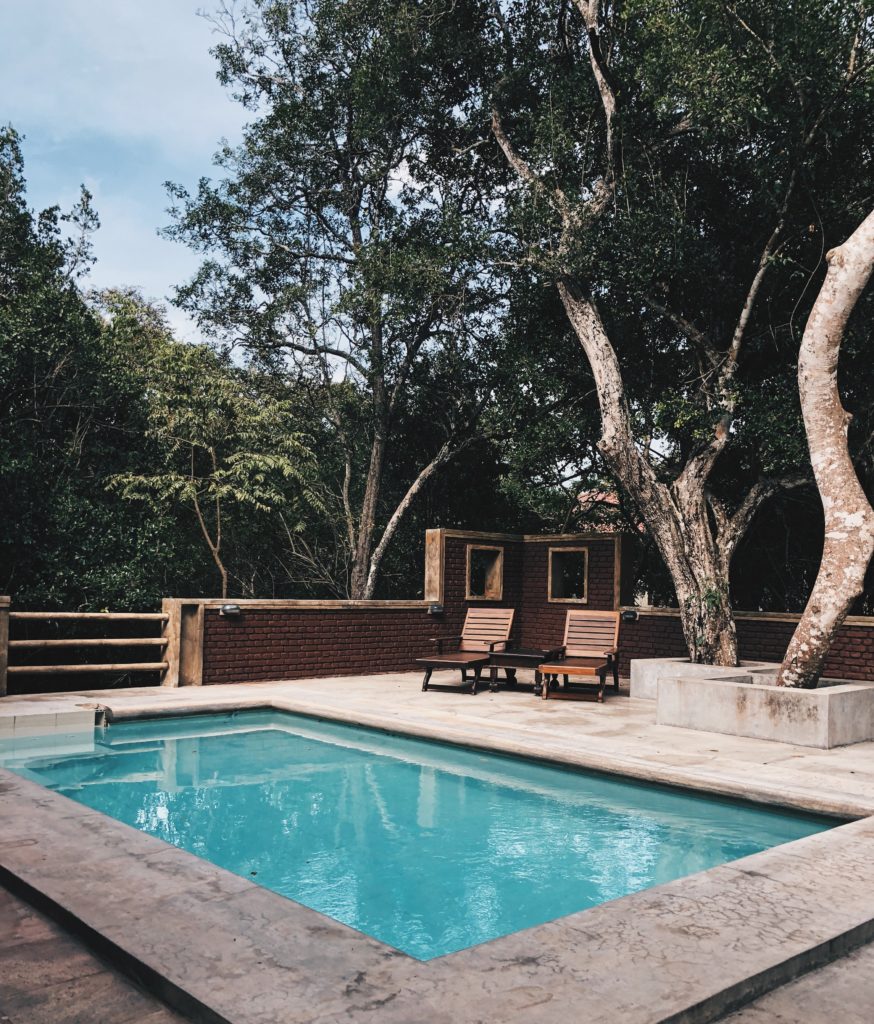 Aménager son extérieur avec une piscine, c'est aussi prendre soin de son terrain !